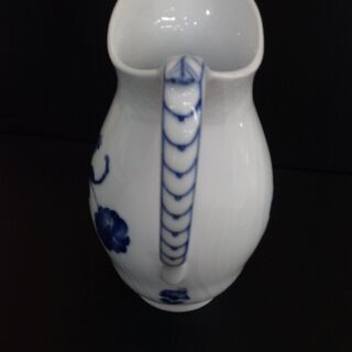 【愛品倶楽部柏店】Royal Copenhagen(ﾛｲﾔﾙｺﾍﾟﾝﾊｰｹﾞﾝ) ﾋﾟｯﾁｬｰ ﾌﾞﾙｰﾌﾗﾜｰ ｶｰﾌﾞ 廃番品 水差し【管理No:102-022810 002】の画像