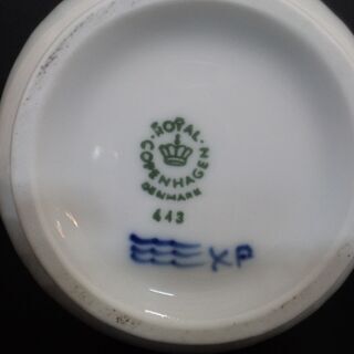 【愛品倶楽部柏店】Royal Copenhagen(ﾛｲﾔﾙｺﾍﾟﾝﾊｰｹﾞﾝ) ﾋﾟｯﾁｬｰ ﾌﾞﾙｰﾌﾗﾜｰ ｶｰﾌﾞ 廃番品 水差し【管理No:102-022810 002】の画像
