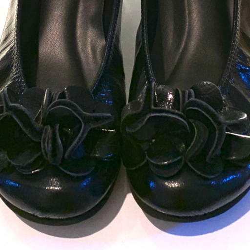 美品★ブラックお花が可愛い24.5パンプス