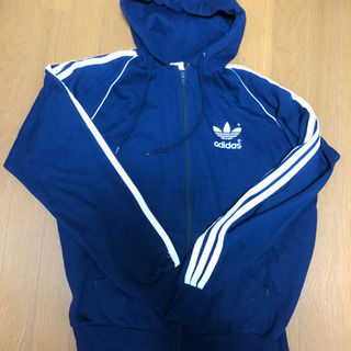 adidasパーカーの画像