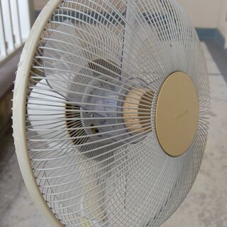 30cmリビング扇風機 AIRMATE KF-301V 5枚羽根/3時間タイマー 型は古いですが動作良好 大田区で手渡し限定！（発送しません）の画像