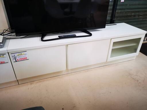 真っ白な高級テレビボード