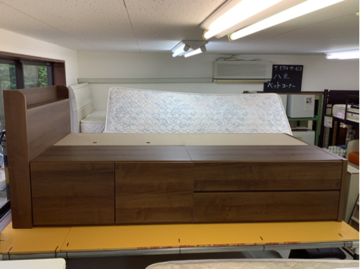【リサイクルサービス八光　田上店　配達・設置OK】シングルベッド　ブラウン木目調　引き出し・二口コンセント付