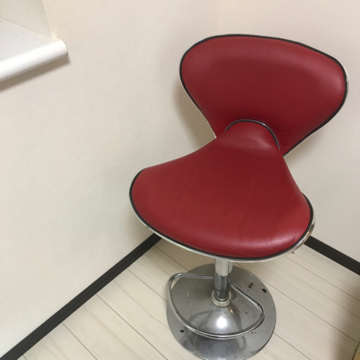 赤レザー調椅子