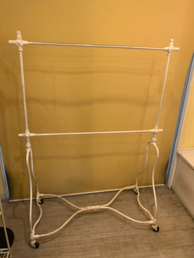 お譲り決定致しました！アンティーク調　ハンガーラック　大　　白　☆1台