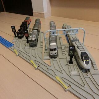 商談中⑱Wループ、車両基地、鉄橋、トンネル、警報器踏切、車両4編成付　プラレールの画像