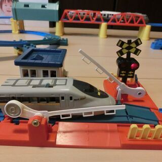 商談中⑱Wループ、車両基地、鉄橋、トンネル、警報器踏切、車両4編成付　プラレールの画像