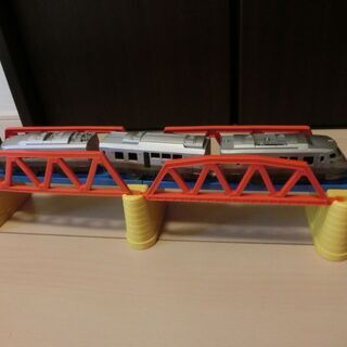 商談中⑱Wループ、車両基地、鉄橋、トンネル、警報器踏切、車両4編成付　プラレールの画像