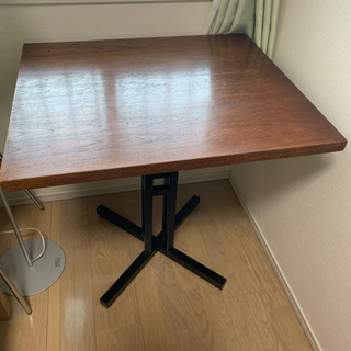 カフェテーブルと椅子二脚