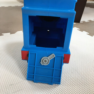 トーマスのお菓子入れの画像