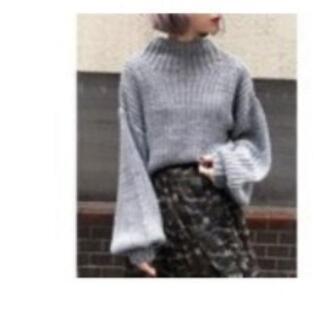 グレーのニット トップス