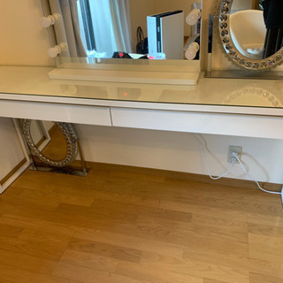 IKEA BESTÅ BURS ベストー ブルシュデスク　テーブルの画像