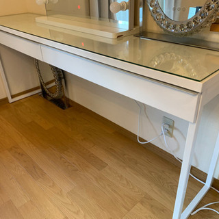 IKEA BESTÅ BURS ベストー ブルシュデスク　テーブルの画像