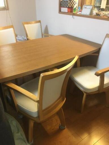 ダイニングテーブル ⺣̤̬︎︎ ✌︎︎︎早い方に決めます