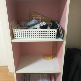 ピンク色の本棚の画像