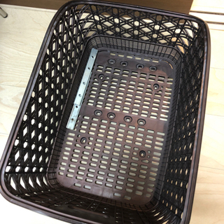 自転車の後ろカゴ　パナソニック製　茶色の画像