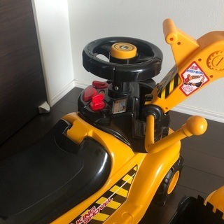 乗用玩具　ショベルカー　足蹴り車の画像