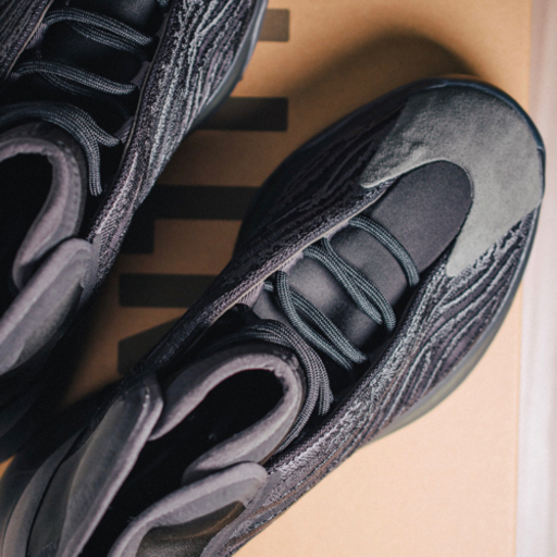 ADIDAS YEEZY QUANTUM アディダス イージー クァンタム