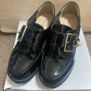 マジェスティックレゴン　エナメル　厚底ローファー