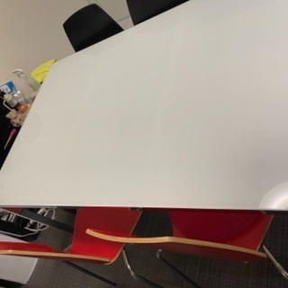 椅子4脚付きのダイニングテーブル