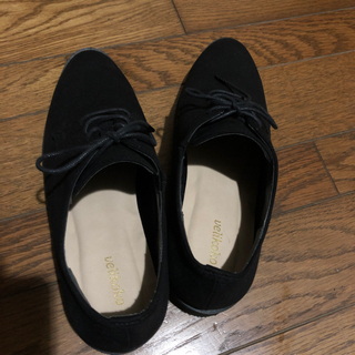 黒いスエードっぽい靴の画像