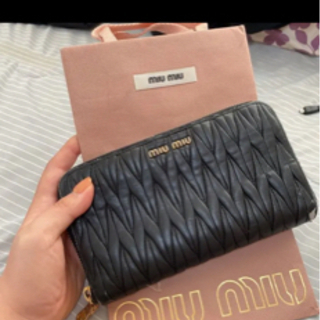 【miumiuミュウミュウ】黒　長財布　★ショップ袋付き！