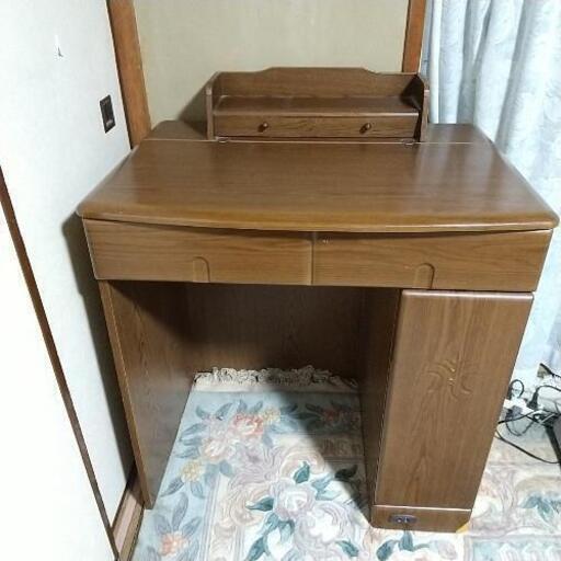 収納たっぷり、机にもなるドレッサー