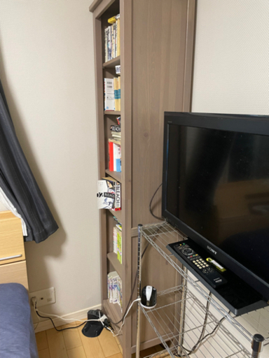受け取り者決まりました　それぞれ五百円、まとめて千円でどうぞ。テレビと金属ラックと本棚