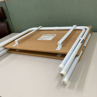 幅50cm 折りたたみコンパクトデスク(フレッタ LBR) ニトリ   2セットになります。  全体的にクリーニング済みです、特に目立つ傷などさありませんが、角に若干傷がありますので、写真にてご確認をお願い致します。  ■材質 天板：繊維板（塩化ビニル）/脚：スチール ■質量(約)：3.15kg  色：ライトブラウン 主な素材：繊維板・スチール サイズ(約)：幅50×奥行45×高さ35cm 重量：約3.15kg  140の画像