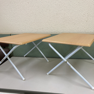 幅50cm 折りたたみコンパクトデスク(フレッタ LBR) ニトリ   2セットになります。  全体的にクリーニング済みです、特に目立つ傷などさありませんが、角に若干傷がありますので、写真にてご確認をお願い致します。  ■材質 天板：繊維板（塩化ビニル）/脚：スチール ■質量(約)：3.15kg  色：ライトブラウン 主な素材：繊維板・スチール サイズ(約)：幅50×奥行45×高さ35cm 重量：約3.15kg  140の画像