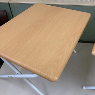 幅50cm 折りたたみコンパクトデスク(フレッタ LBR) ニトリ   2セットになります。  全体的にクリーニング済みです、特に目立つ傷などさありませんが、角に若干傷がありますので、写真にてご確認をお願い致します。  ■材質 天板：繊維板（塩化ビニル）/脚：スチール ■質量(約)：3.15kg  色：ライトブラウン 主な素材：繊維板・スチール サイズ(約)：幅50×奥行45×高さ35cm 重量：約3.15kg  140の画像