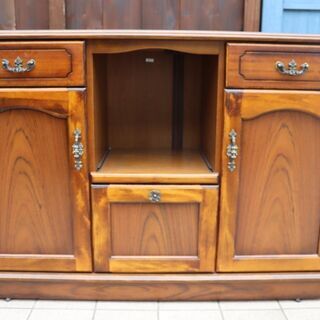Karimoku(カリモク家具)の人気シリーズCOLONIAL(コロニアル)のレンジボードです。アメリカンカントリースタイルのクラシカルなキッチンボードはダイニングを上品な空間に♪BI118の画像