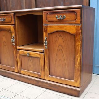 Karimoku(カリモク家具)の人気シリーズCOLONIAL(コロニアル)のレンジボードです。アメリカンカントリースタイルのクラシカルなキッチンボードはダイニングを上品な空間に♪BI118の画像