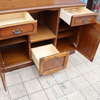 Karimoku(カリモク家具)の人気シリーズCOLONIAL(コロニアル)のレンジボードです。アメリカンカントリースタイルのクラシカルなキッチンボードはダイニングを上品な空間に♪BI118の画像