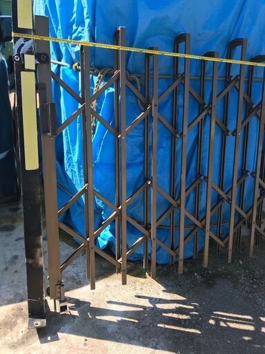 値下げしました！！アコーディオン門扉　１3，０００円です！　アンカー打てばすぐに使用できます！全幅365　高さ133㎝