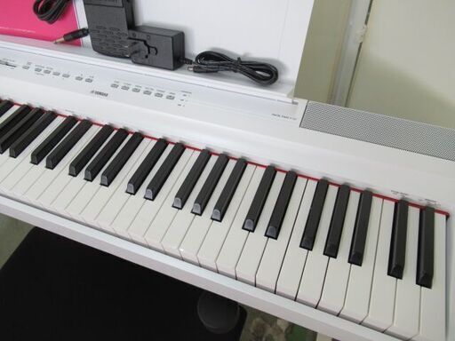 JKN3007/電子ピアノ/電子キーボード/ホワイト/73鍵盤/スタンド付き/チェア付き/ヤマハ/YAMAHA/P-121/良品/中古品/