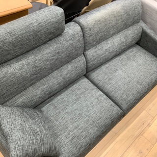 ヘッドレスト付きの2人掛けソファーです！