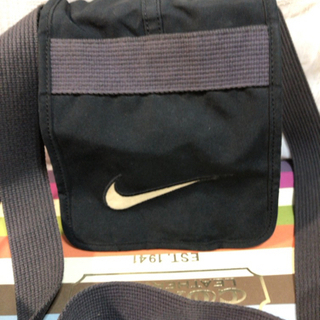 匿名配送ミニサイズ極美品ナイキ NIKEイヤホン穴付きショルダー...
