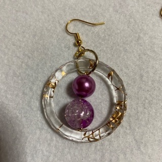 紫色のピアスの画像