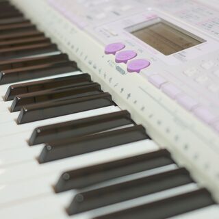 電子ピアノ（CASIO LK-107）の画像