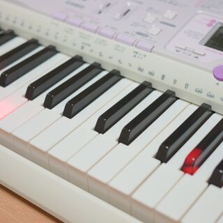 電子ピアノ（CASIO LK-107）の画像