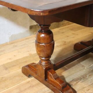 IDC OTSUKA(大塚家具)で取り扱われていた英国アンティークのドローリーフダイニングテーブル。クラシックでエレガントな印象の伸長式テーブルは来客時などにも活躍♪コンパクトなので2人暮らしにも！BI121の画像