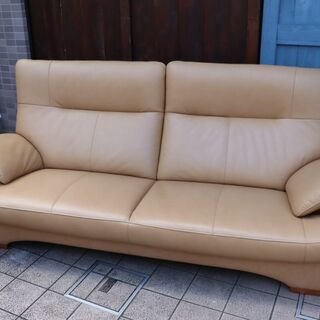 karimoku(カリモク家具)のブルックス 本革 3人掛けソファーです。/ウォールナット材がアクセントになるモダンなハイバックタイプ レザートリプルソファーはゆったりとした快適な空間を演出します♪BI125