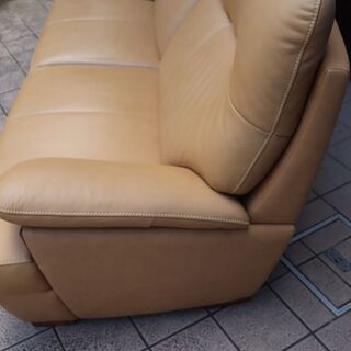 karimoku(カリモク家具)のブルックス 本革 3人掛けソファーです。/ウォールナット材がアクセントになるモダンなハイバックタイプ レザートリプルソファーはゆったりとした快適な空間を演出します♪BI125