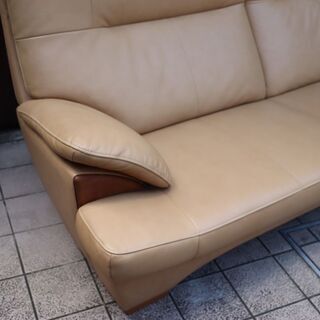 karimoku(カリモク家具)のブルックス 本革 3人掛けソファーです。/ウォールナット材がアクセントになるモダンなハイバックタイプ レザートリプルソファーはゆったりとした快適な空間を演出します♪BI125
