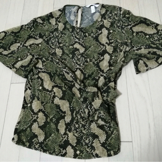 匿名配送❗️未使用に近いエイチアンドエムデザインシャツカットソーTシャツパイソン柄グリーン系柔らか癒される人気素敵スタイリッシュ大活躍オシャレの画像