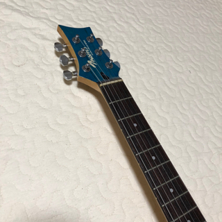 小ぶりな電子ギター2000円でお譲りしますの画像
