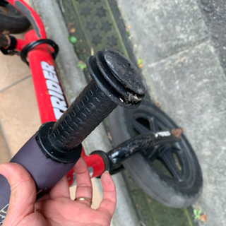 使用感ありストライダー赤色の画像