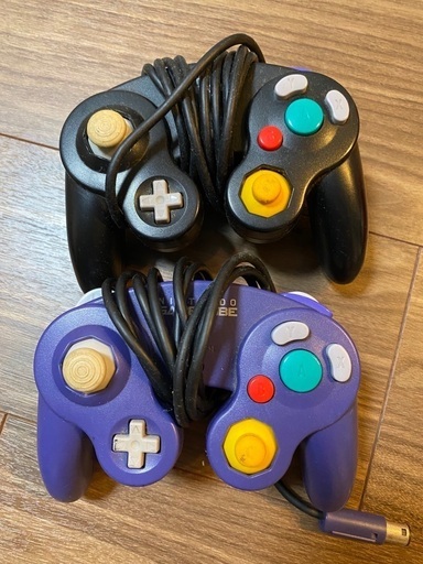 ゲームキューブのコントローラー2つ、ソフト4本