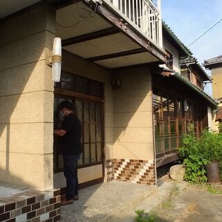 岩風呂付・古民家好き向け！木造2階建て太い梁が走る昭和レトロな2階建て！岩風呂付。海が見える。住宅・外国人寮・別荘・店舗・教室として。屋根裏部屋付き1棟。ローソンまで徒歩2分。現状貸し。短期もOK! - 備前市